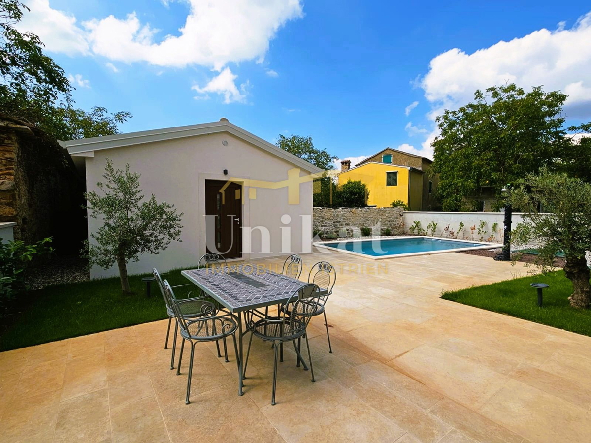 Casa in pietra ristrutturata con piscina e casetta benessere